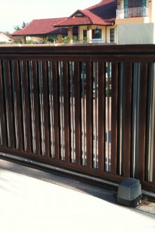 Steel cantilever gate