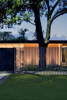 Cantilever gate of a country house