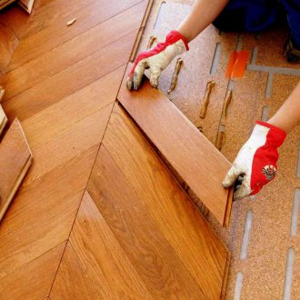 Montagem de árvore de Natal em parquet