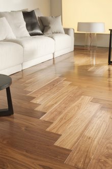 Parquet de abeto debaixo de uma noz