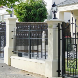 Pilares para puertas con linternas