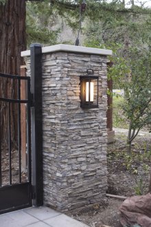 Puestos de puerta de piedra salvaje