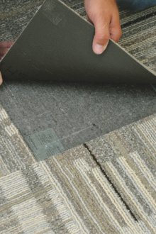 Colocación de losetas de alfombra