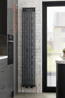 Radiador vertical en la cocina.
