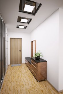 Hall de entrada com um pedestal para um corredor estreito
