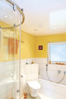 Sarı ve beyaz banyo