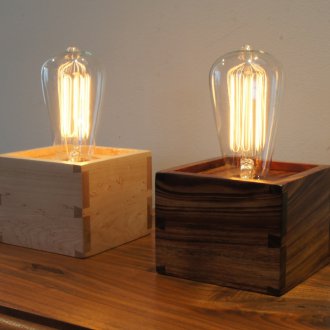 Edison lamba ahşap bir stand