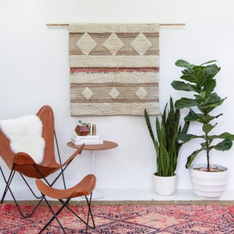 Tappeto con motivi geometrici sul muro