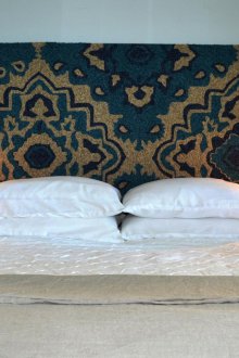 Moquette sul muro in testa al letto