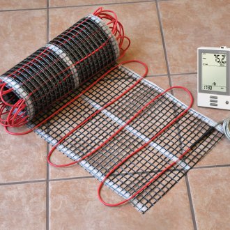 Heat-insulated floor under linoleum with a temperature regulator