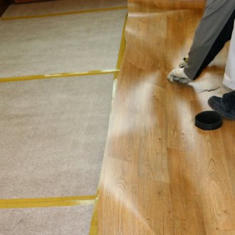 Laying linoleum on a warm floor