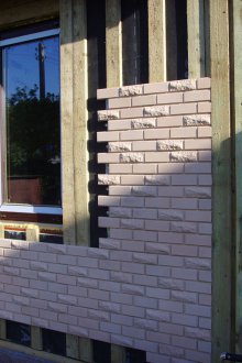 Installazione di un raccordo sotto un mattone