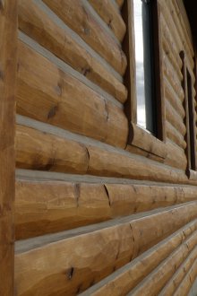 Raccordo di legno sotto un bar