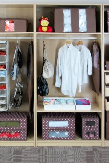 Ordnungsgemäße Aufbewahrung von Kleidung und Schuhen im Schrank