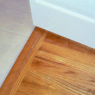 Schwelle für ein Laminat lackiert