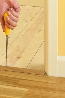 Installation einer Schwelle für ein Laminat