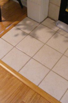 Schwelle zwischen Laminat und Fliese
