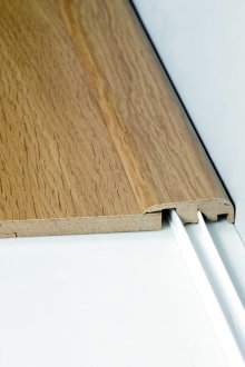 Halbbeschichtete Schwelle für Laminat