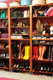 Großer offener Schrank zur Aufbewahrung von Kleidung und Schuhen