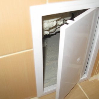 Plumbing hatch under the bath