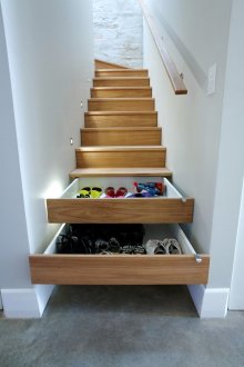Schuhkartons in der Treppe