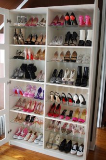 Großer Schrank mit Glasböden für Schuhe