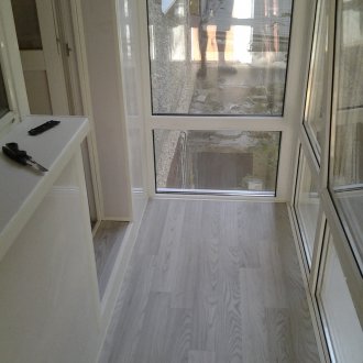 Laminated bleached oak on the balcony