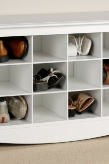 Weiße Dielenbank mit Schuhtaschen