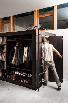 Ungewöhnliche Umkleidekabine mit Regalen für Schuhe