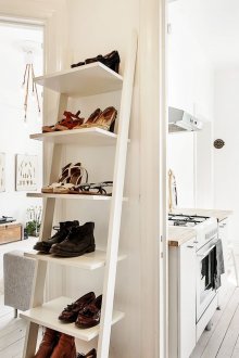 Regale für Schuhe von der Treppe