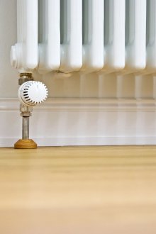 Floor radiator with thermostat