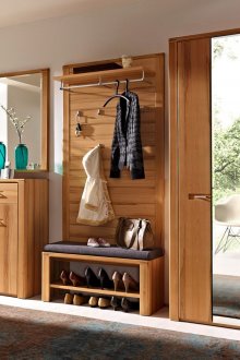 Ankleidezimmer mit Regalen für Schuhe