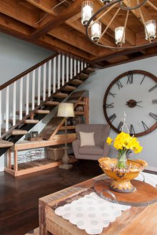 Große Wanduhr im Wohnzimmer