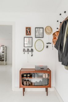 Schuhregal von einem alten Fernsehapparat