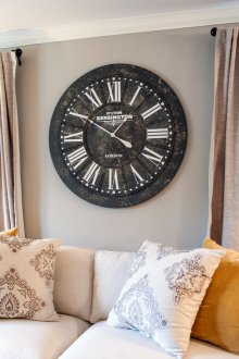 Runde Wanduhr im Wohnzimmer