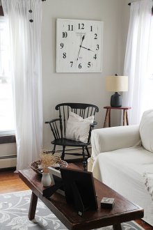 Quadratische Wanduhr im Wohnzimmer