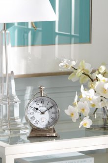 Tischuhr im Wohnzimmer