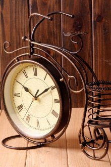 Uhr mit Ständer im Wohnzimmer