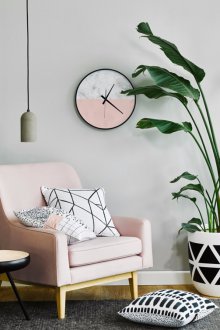 Rosa Uhr im Wohnzimmer