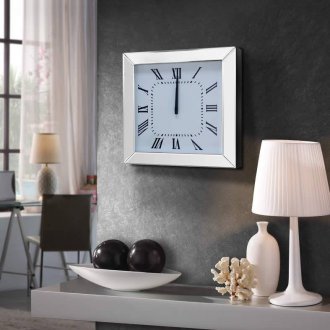 Uhr im Wohnzimmer mit Glas