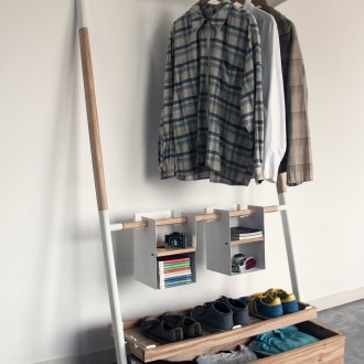 Kleiner begehbarer Kleiderschrank mit Schuhschrank