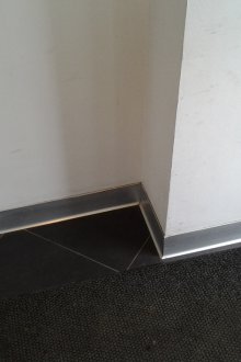 Rodapé de alumínio no corredor