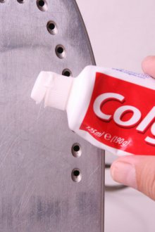Cleaning the iron with toothpaste