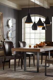 Wohnzimmer mit zwei Fenstern im Innenraum