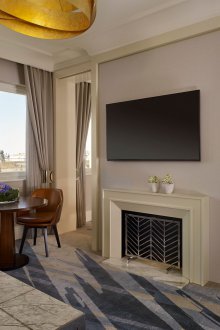 Wohnzimmer mit zwei Fenstern in der Wohnung