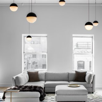 Loft-Wohnzimmer mit zwei Fenstern