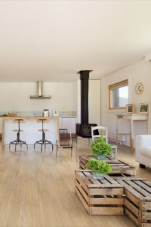 Möbelanordnung in einem Salon mit zwei Fenstern