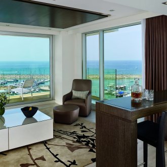 Wohnzimmer mit zwei Panoramafenstern