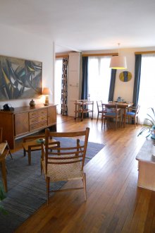 Retro-Stil Wohnzimmer mit zwei Fenstern.