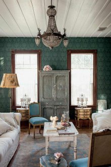 Wohnzimmer mit zwei Fenstern im Shabby Chic-Stil